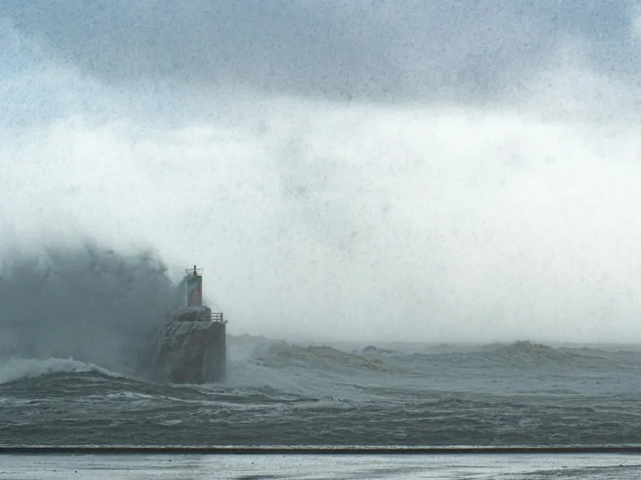 Farol em mar aberto num dia nublado