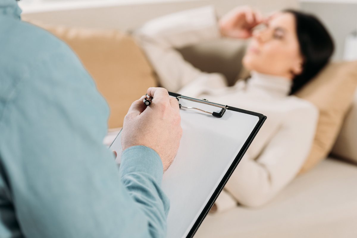 O que é hipnoterapia: como funciona, para que serve e o que esperar