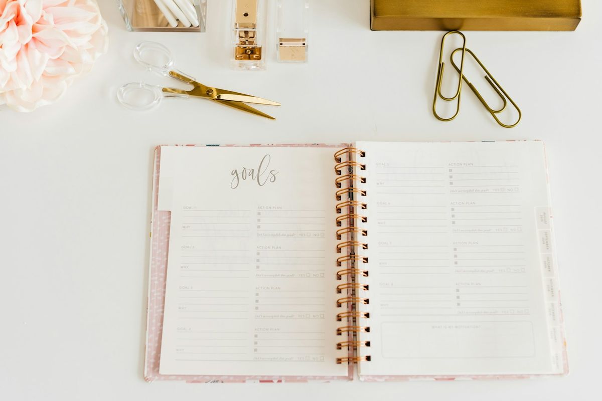 Caderno e planner abertos sobre a mesa: como parar de procrastinar com microações