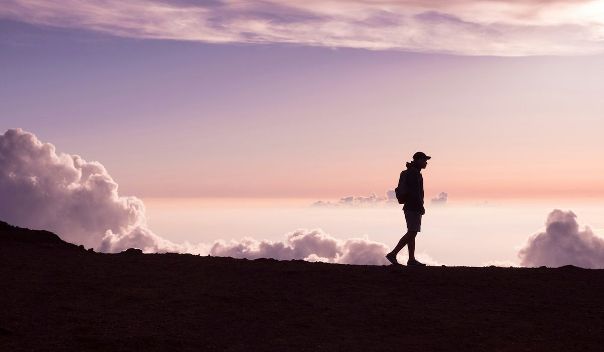 Pessoa caminhando em direção ao horizonte: o primeiro passo para vencer a procrastinação